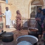Freiwillige in der sudanesischen Stadt Omduran kochen Binnenvertriebene des Bürgerkriegs