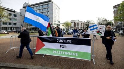 Ist Sudan oder Ruanda völlig egal: pro-palästinensische Demonstranten bedanken sich bei Nicaragua für Völkermordklage