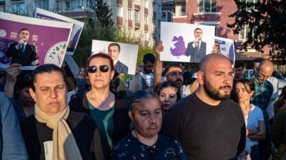 Protest, nachdem die türkische Wahlbehörde dem pro-kurdischem Kandidaten den Wahlsieg aberkannt hat