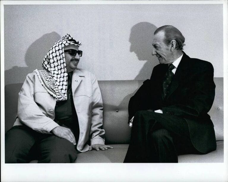 PLO-Cchef Arafat im Gespräch mit UNO-Generalsekretär Kurt Waldheim. (© imago images/ZUMA/Keystone)