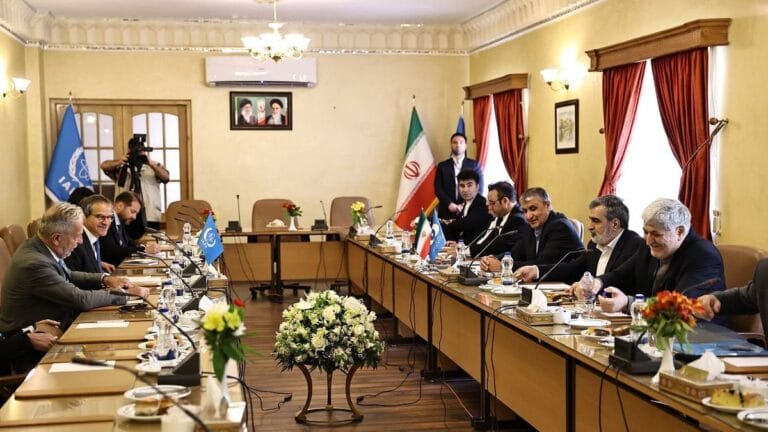 IAEO-Vorsitzender Grossi bei einem Treffen mit dem Chef der iranischen Atombehörde, Eslami, in Isfahan