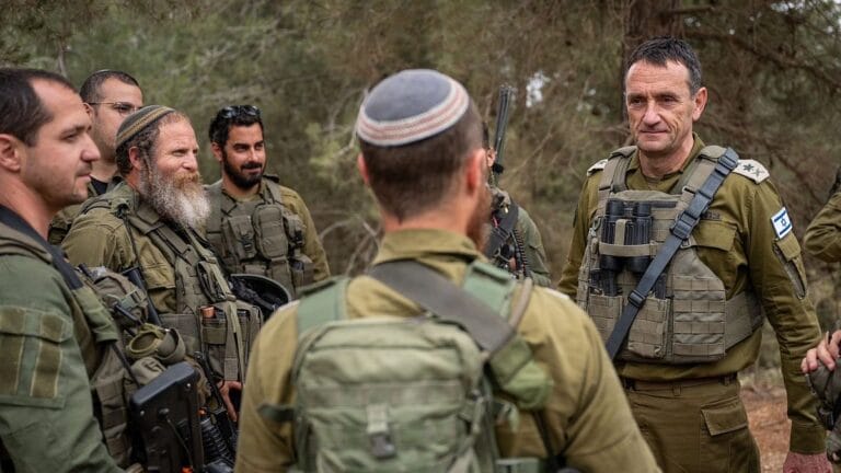 Der israelische Generalstabschef Herzi Halevi bei einer Lagebesprechung im Norden Israels an der Grenze zum Libanon