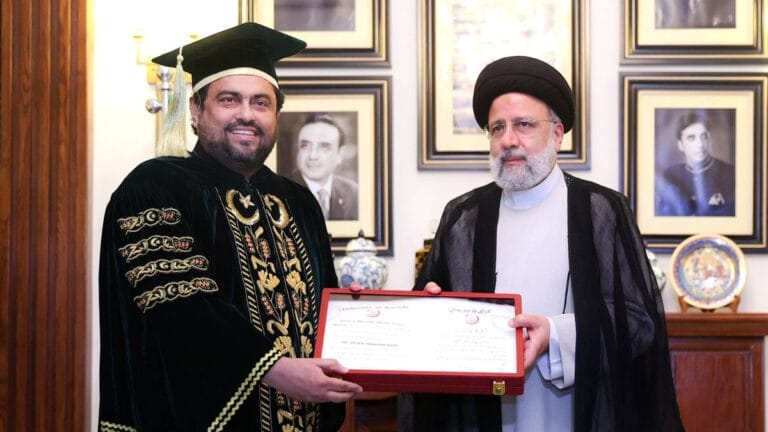 Irans Präsident Ebrahim Raisi erhält die ehrendoktorwürde der Universität Karatschi