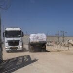 Grenzübergang Erez: Ein israelischer Truck mit Hilfsgütern fährt in den Gazastreifen ein, einer kommt zurück nach Israel