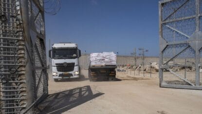 Grenzübergang Erez: Ein israelischer Truck mit Hilfsgütern fährt in den Gazastreifen ein, einer kommt zurück nach Israel
