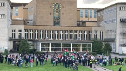 Palästina-Versammlung vor der Universität Köln, rechts mit Fahne der Freien Syrischen Armee