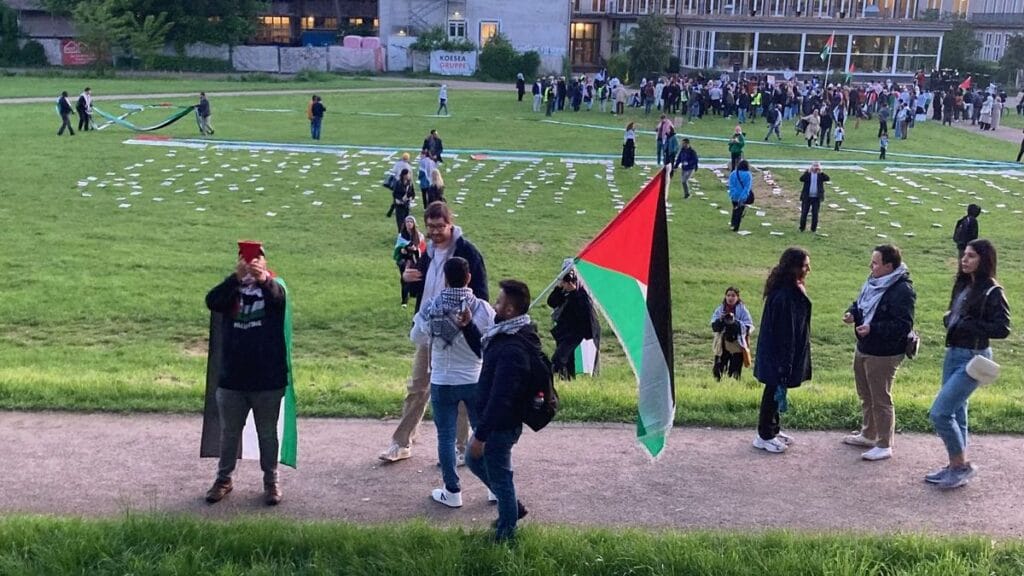 Anti-Israel-Protestcamp startet mit Drohungen und Gebet vor Kölner Uni