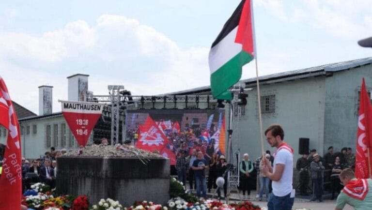 Befreiung vom Nationalsozialismus: Mauthausen-Gedenkfeier mit Palästinenser-Flagge
