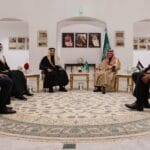 Der saudische Außenminister mit bei einem Treffen mit arabischen Amtskollegen n zum Gaza-Krieg