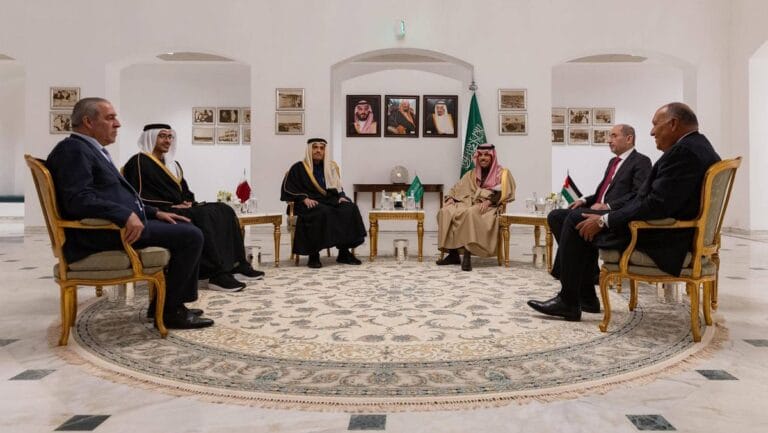 Der saudische Außenminister mit bei einem Treffen mit arabischen Amtskollegen n zum Gaza-Krieg
