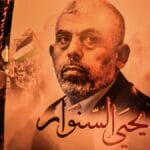Demonstranten in Tunesien tragen ein Plakat des Hamas-Führers Yahya Sinwar