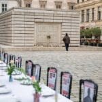 Leerer Schabbat-Tisch: Gedenkveranstaltung für die israelischen Hamas-Geiseln am Wiener Judenplatz