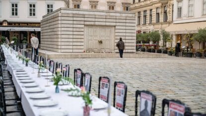 Leerer Schabbat-Tisch: Gedenkveranstaltung für die israelischen Hamas-Geiseln am Wiener Judenplatz