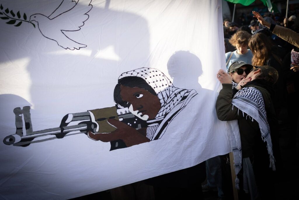 Antiisraelische Demonstration in Leipzig: Friedenstaube Terrorkämpferin 